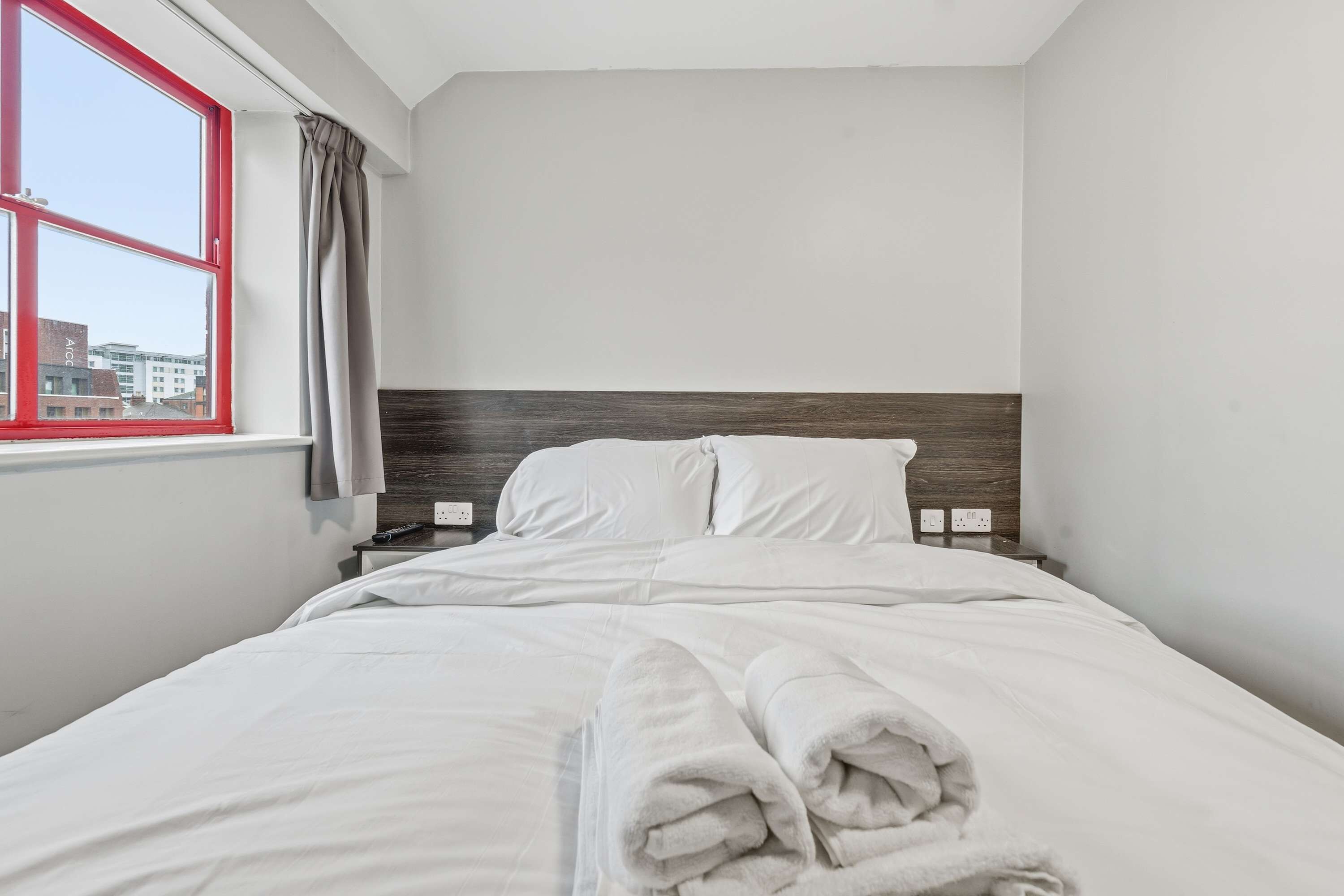 Desk, iron/ironing board, WiFi, bed sheets