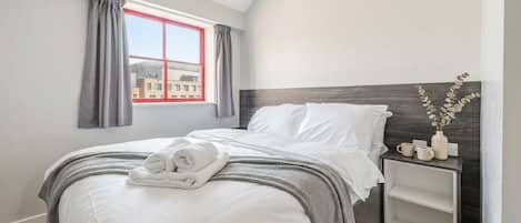 Desk, iron/ironing board, WiFi, bed sheets
