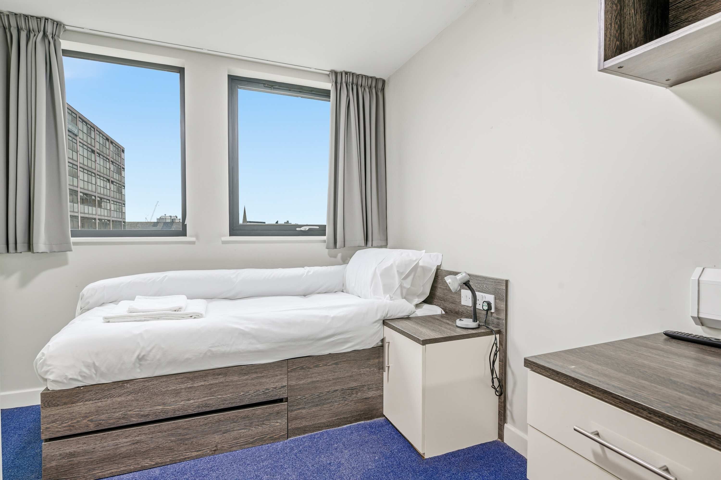 Desk, iron/ironing board, WiFi, bed sheets