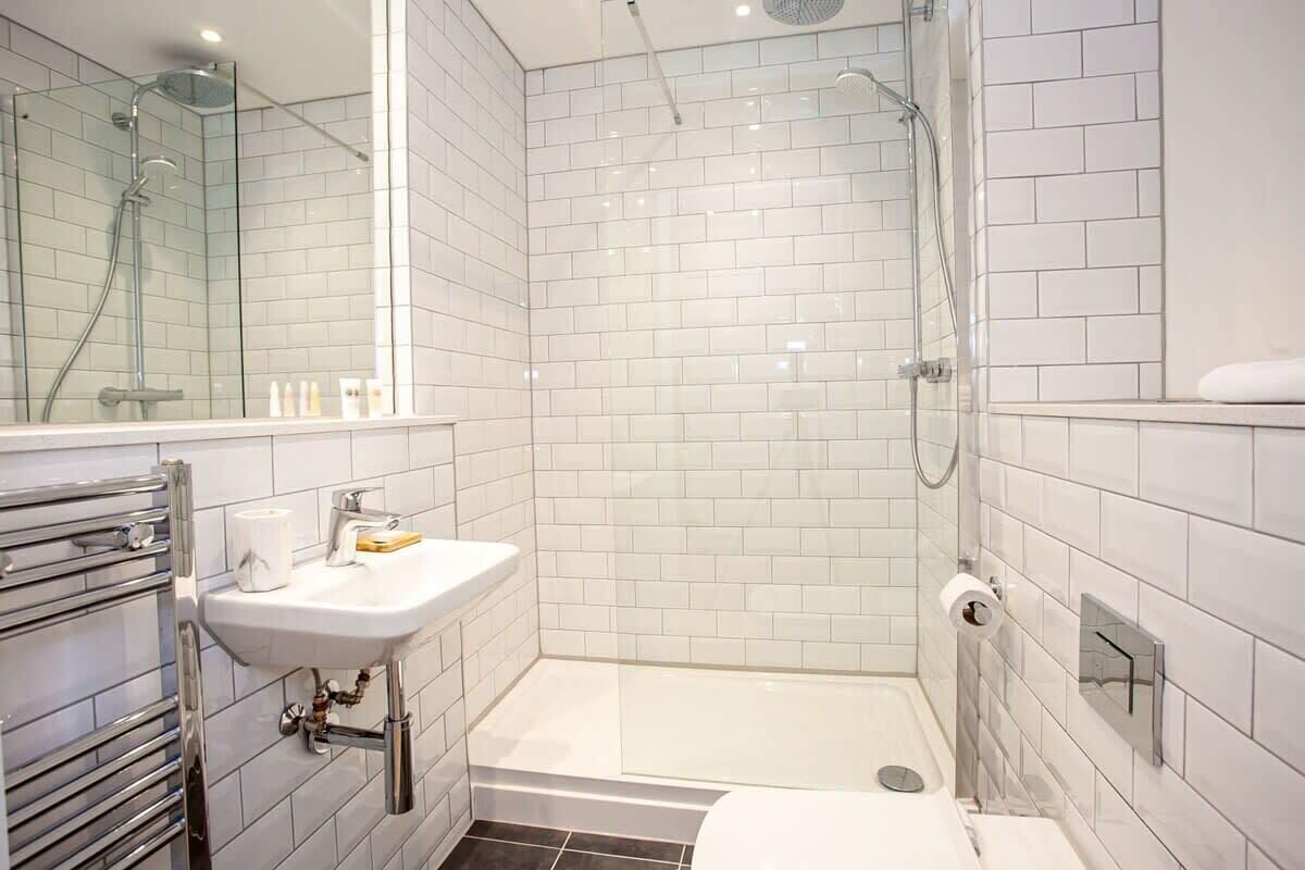 Shower, hair dryer, towels, shampoo