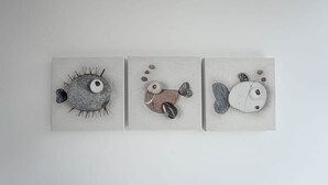 Drei quadratische Kunstwerke mit abstrakten Tiermotiven.