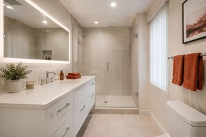 Bathroom - Cozy 1BR Downtown Toronto Suite with CN Tower Views! (Toronto)