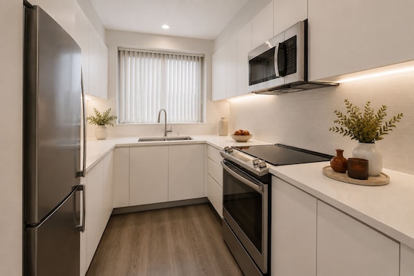 Private kitchen - Cozy 1BR Downtown Toronto Suite with CN Tower Views! (Toronto)