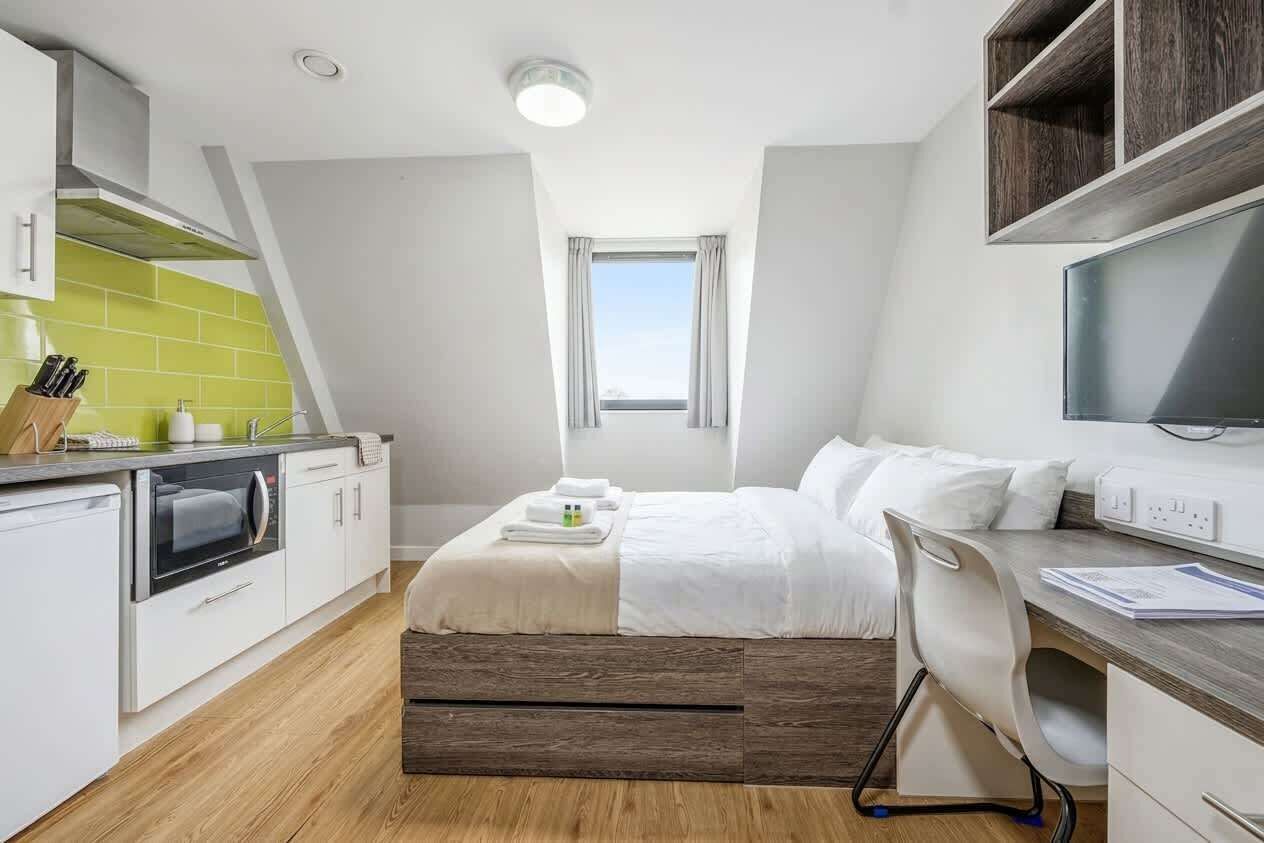 Desk, iron/ironing board, WiFi, bed sheets