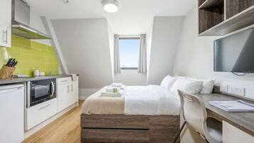Desk, iron/ironing board, WiFi, bed sheets