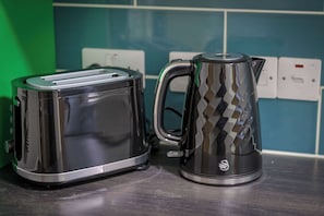 A kitchen with a toaster and a kettle on a countertop. - Bright Budget Double Studio – Heart of Nottingham (Nottingham)