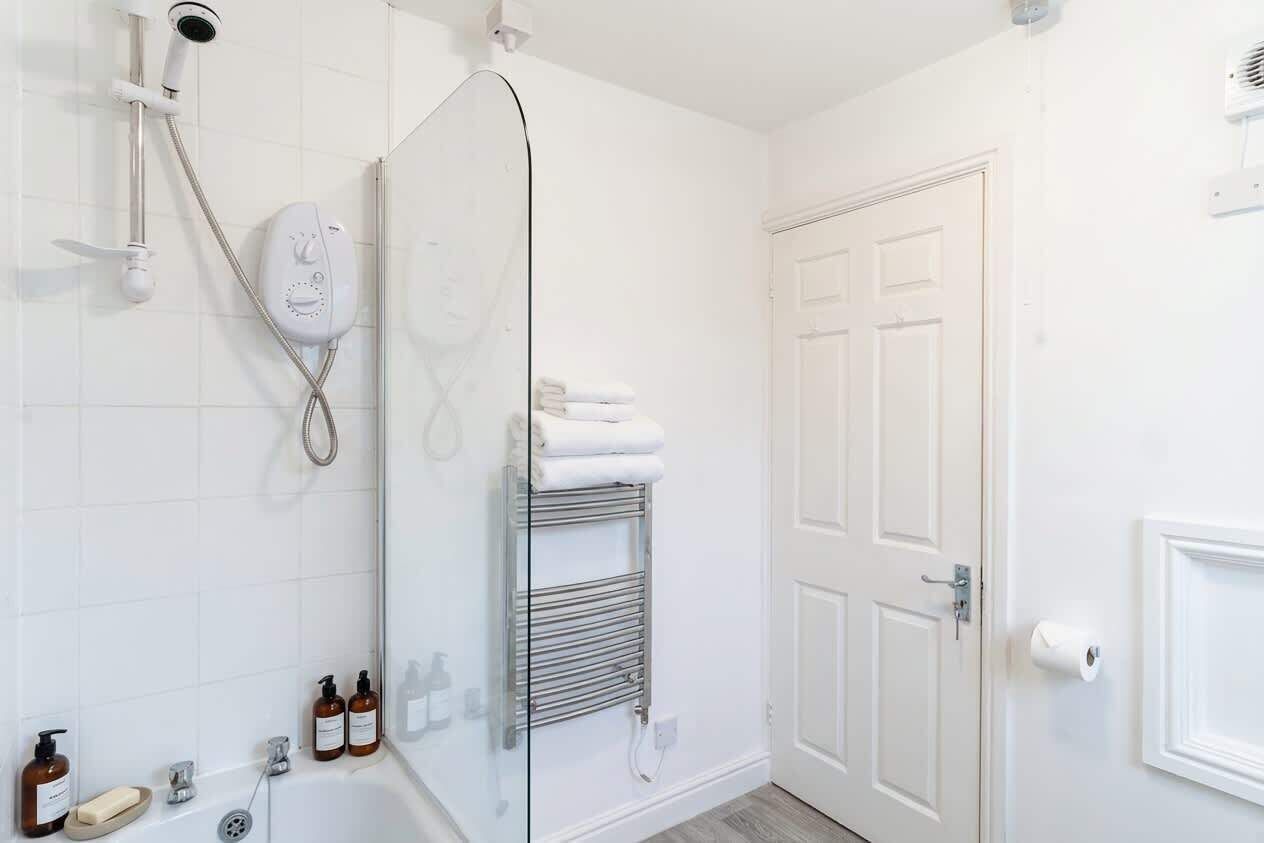 Shower, hair dryer, towels, shampoo
