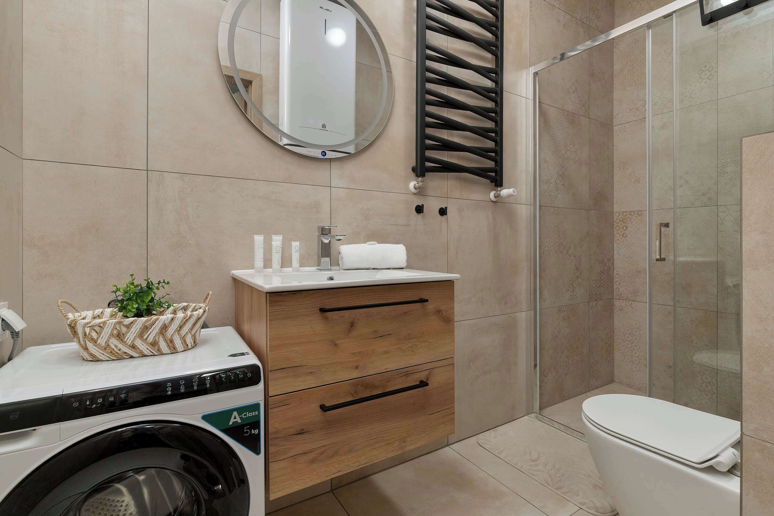 Een douche, een haardroger, handdoeken, shampoo