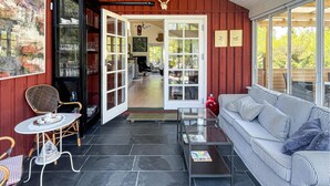 En ombonad inredning med en soffa, ett bord och en stol.