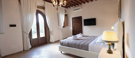 Deluxe Villa, Park View | Blackout curtains, free WiFi