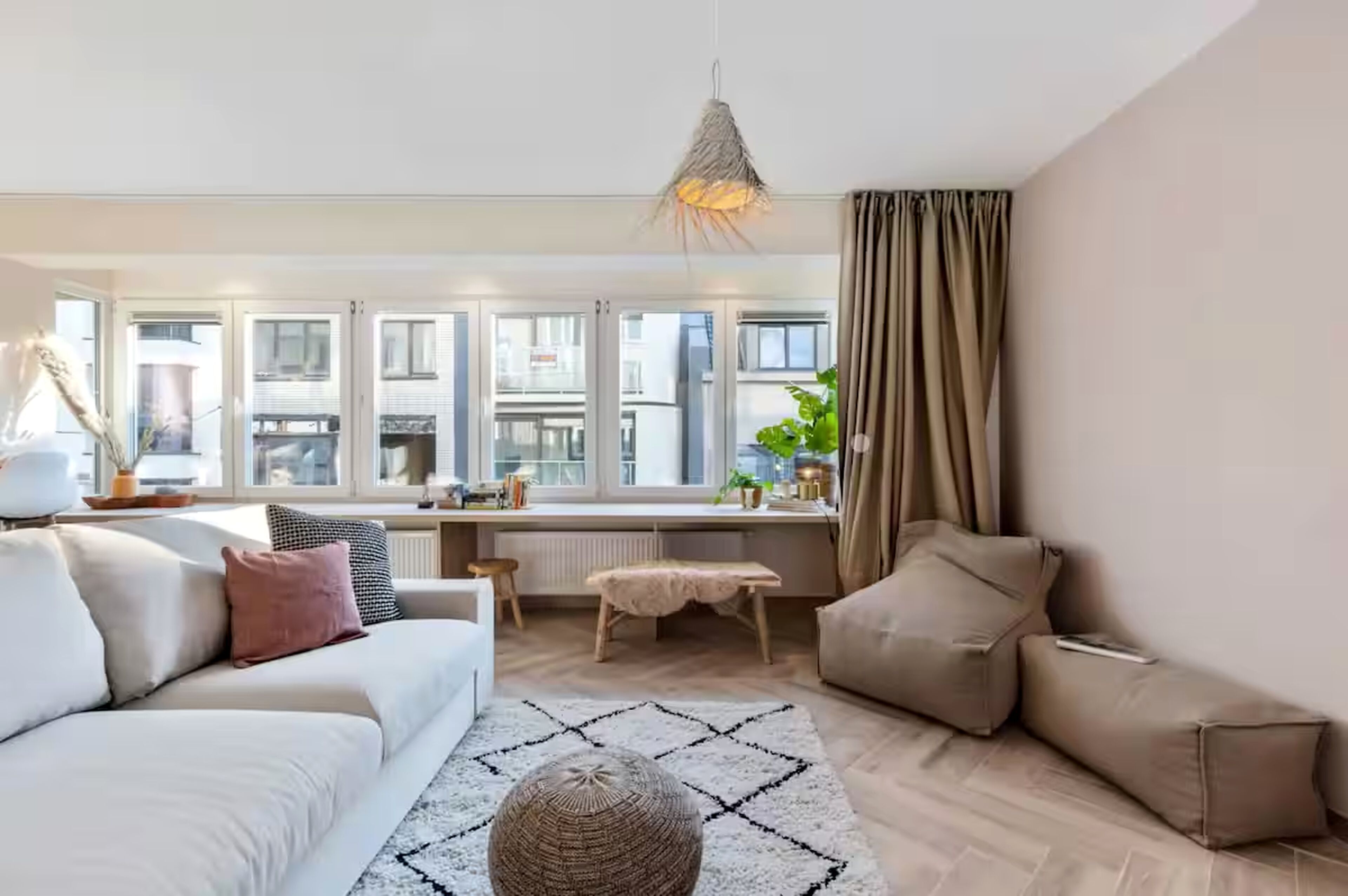 Michelle | Stylish Renovated Apartment In The Heart Of Ostend | Sleeps 8 - Ostende