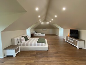 3 bedrooms, iron/ironing board, WiFi, bed sheets - Farm Stay with Valley Views (Wimbledon)
