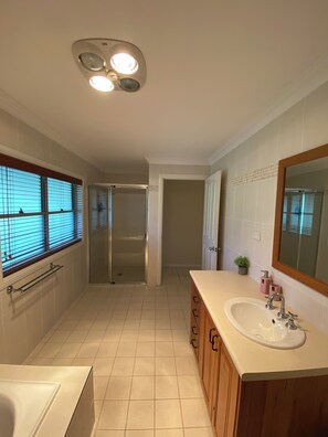 Shower, hair dryer, towels, toilet paper - Farm Stay with Valley Views (Wimbledon)