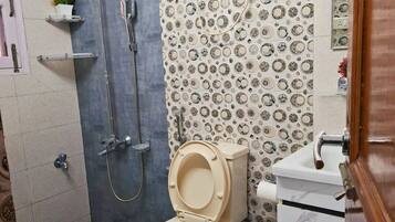 Deluxe Room | Bathroom | Free toiletries, towels, toilet paper
