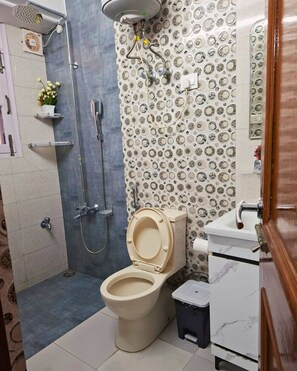 Deluxe Room | Bathroom | Free toiletries, towels, toilet paper - Elvora Heights BCS New Shimla (Shimla)