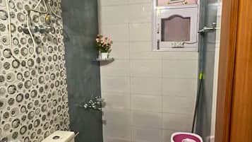 Quarto standard | Banheiro | Produtos de toalete grátis, toalhas de banho, papel higiênico