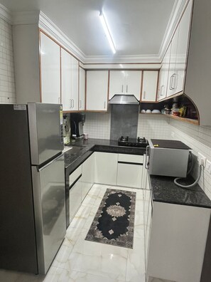 Lemari es, microwave, dan oven