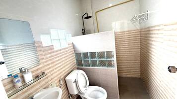 Regadera, secadora de cabello, bidet, toallas