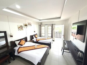 Une chambre d’hôtel avec deux lits, un bureau, une télévision et un balcon avec vue.