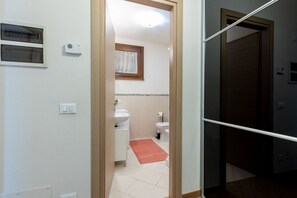 A bathroom with a sink, toilet, and window. - A comfortable and practical 40 square meters studio apartment, perfect for three people, located on the first floor of a building with an elevator (NOT accessible to disabled guests).The property is located near Pisa Centrale Train Station, making it the (Pisa)