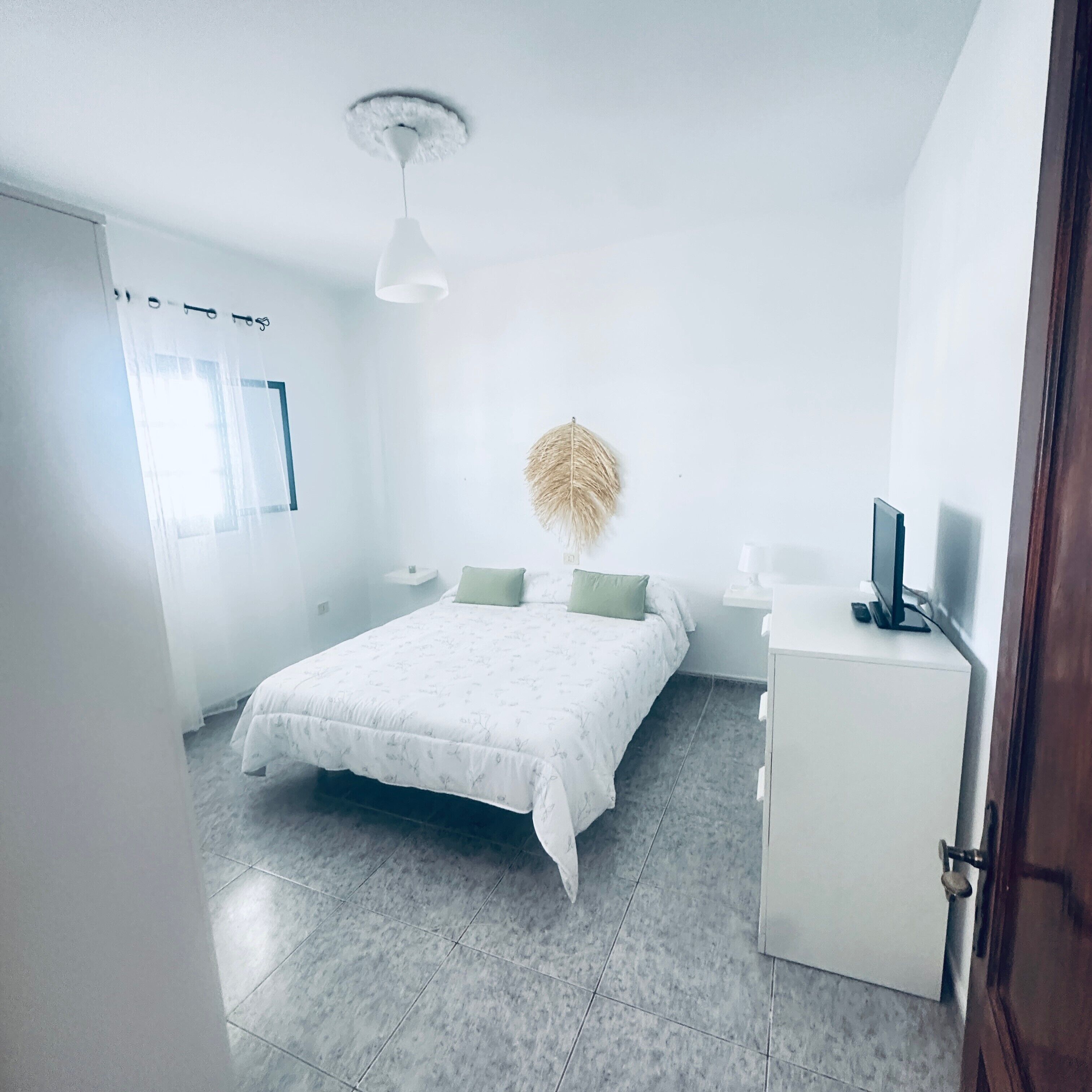 Tabla de planchar con plancha, wifi, ropa de cama