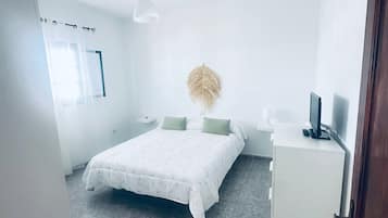 Tabla de planchar con plancha, wifi, ropa de cama