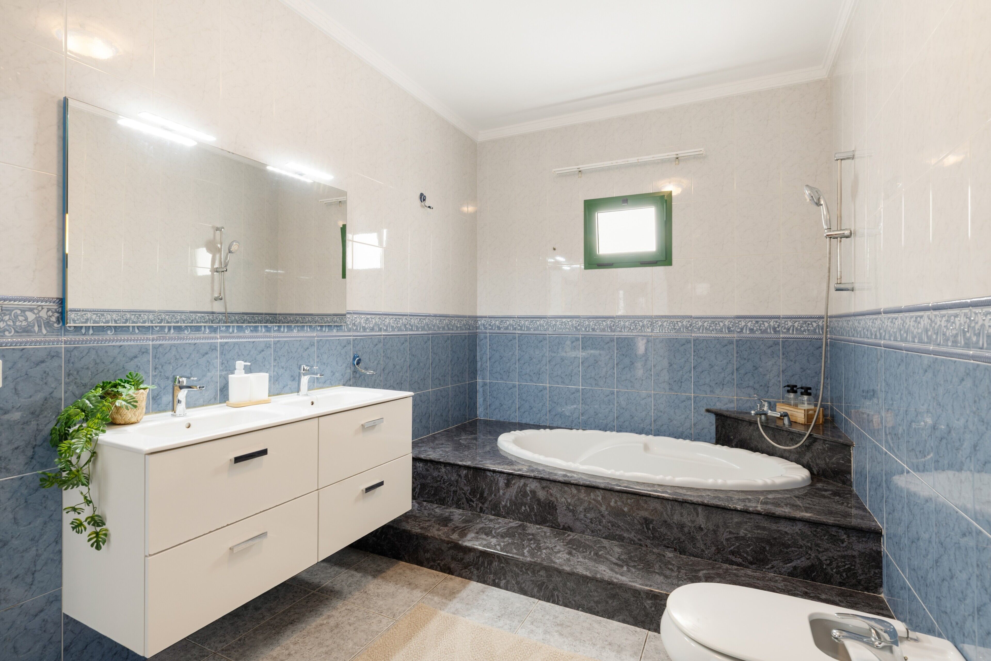Een douche, een haardroger, handdoeken