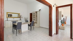 Una cocina moderna con zona de comedor, vigas de madera y un armario empotrado.