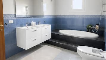 Een douche, een haardroger, handdoeken