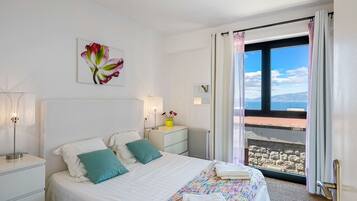 5 bedrooms, iron/ironing board, WiFi, bed sheets