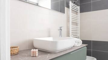 Doccia, bidet, asciugamani