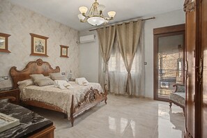Room - Casa Cuento de Domingo: Private Terrace, Wi-Fi & Air Conditioning in Torreblascopedro (Torreblascopedro)