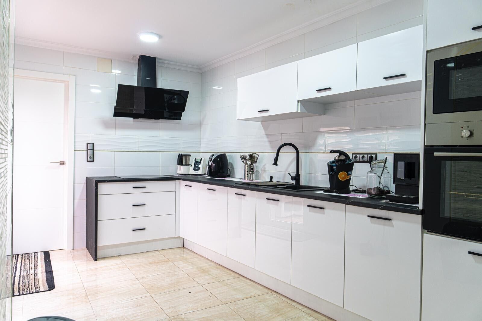Geladeira, micro-ondas, fogão, cooktop