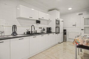 Private kitchen - Casa Cuento de Domingo: Private Terrace, Wi-Fi & Air Conditioning in Torreblascopedro (Torreblascopedro)