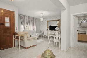 Living area - Casa Cuento de Domingo: Private Terrace, Wi-Fi & Air Conditioning in Torreblascopedro (Torreblascopedro)