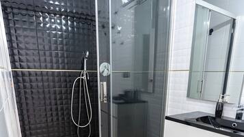 Shower, hair dryer, towels
