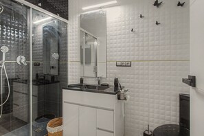 Bathroom - Casa Cuento de Domingo: Private Terrace, Wi-Fi & Air Conditioning in Torreblascopedro (Torreblascopedro)