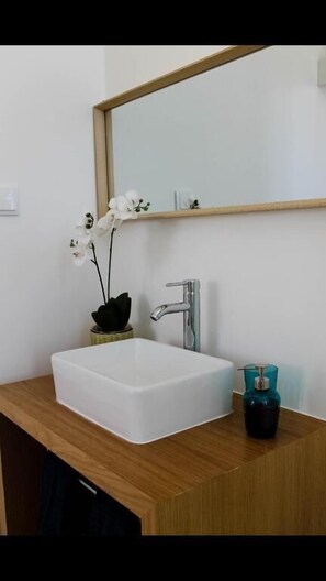 Bathroom - Back to Lisbon Hotel (Lisbon)