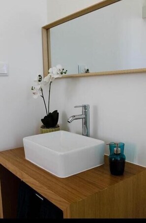 Bathroom - Back to Lisbon Hotel (Lisbon)