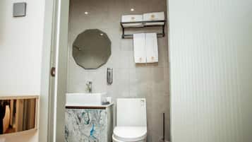Standard Twin Room | Bathroom | Shower, free toiletries, hair dryer, towels