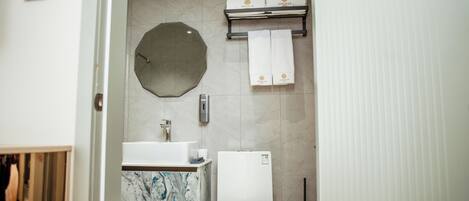 Standard Twin Room | Bathroom | Shower, free toiletries, hair dryer, towels