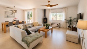 Ein modernes Wohnzimmer mit einer Couch, einem Couchtisch und einem Kamin.
