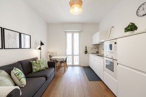 Eine moderne Wohnung mit Wohnzimmer, Essbereich und Küche.