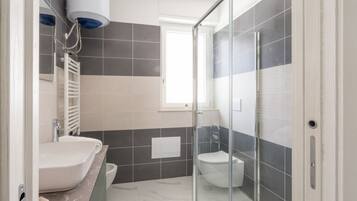 Doccia, bidet, asciugamani