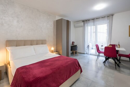 Cozy 19m2 studio apartment, ideal for 2 people, located on the ground floor of a building (3 steps to access).The accommodation is located in a quiet and convenient position, a short distance from the Lido Sen. Mongelli and the seafront with cycle path. 