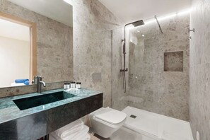 Douche, sèche-cheveux, serviettes fournies