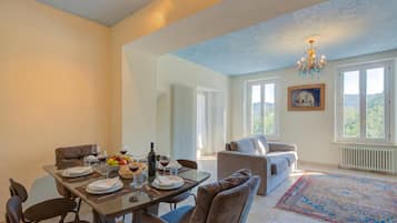 Standard Villa, 3 Bedrooms, 2 Bathrooms (Villa Lake View With BBQ) | Dining