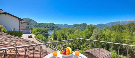 Standard Villa, 3 Bedrooms, 2 Bathrooms (Villa Lake View With Bbq) | Outdoor dining