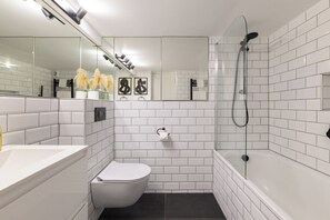 Appartement, patio | Salle de bain