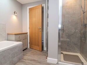 Bathroom - NASEBY HOUSE, pet friendly, with a garden in Alfreton (Alfreton)